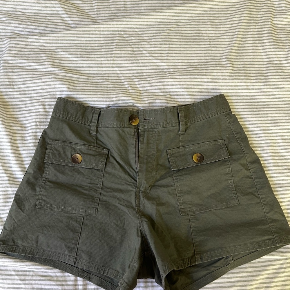 Vuori Green Cargo Shorts with Utilitarian Design